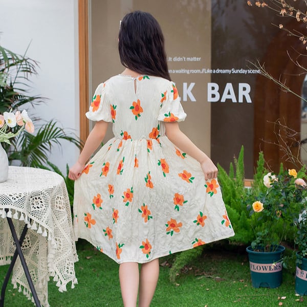 Детска разкроена рокля с флорален десен за момичета