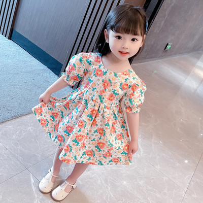 Puhvvarrukatega ja lillelise mustriga lastekleit