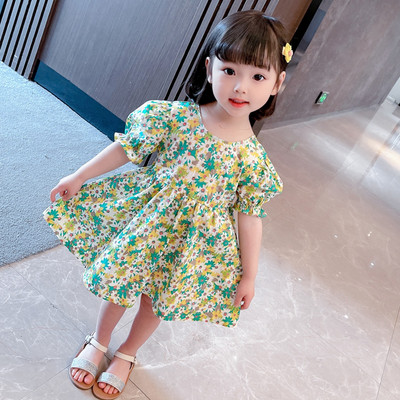 Puhvvarrukatega ja lillelise mustriga lastekleit