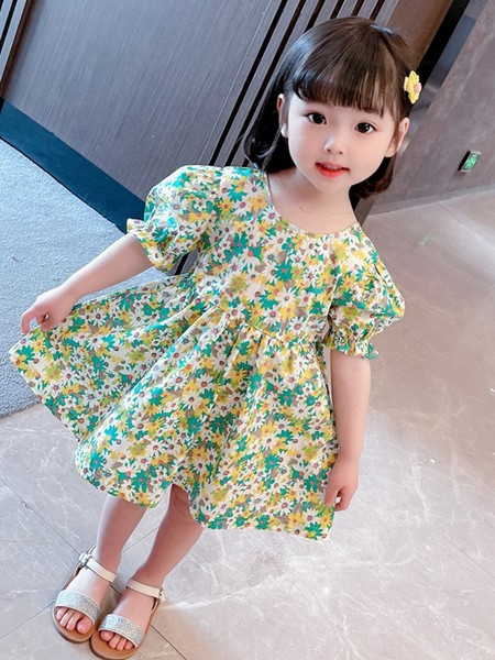 Puhvvarrukatega ja lillelise mustriga lastekleit