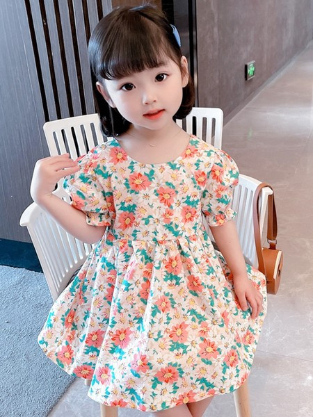 Puhvvarrukatega ja lillelise mustriga lastekleit