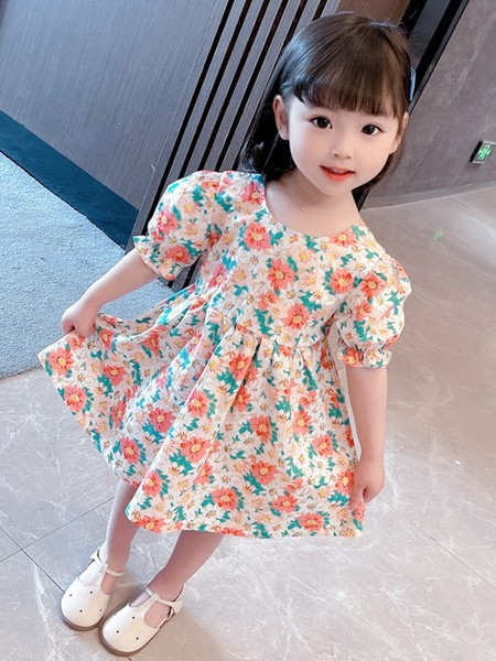 Puhvvarrukatega ja lillelise mustriga lastekleit