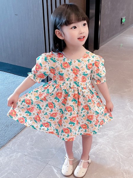 Puhvvarrukatega ja lillelise mustriga lastekleit