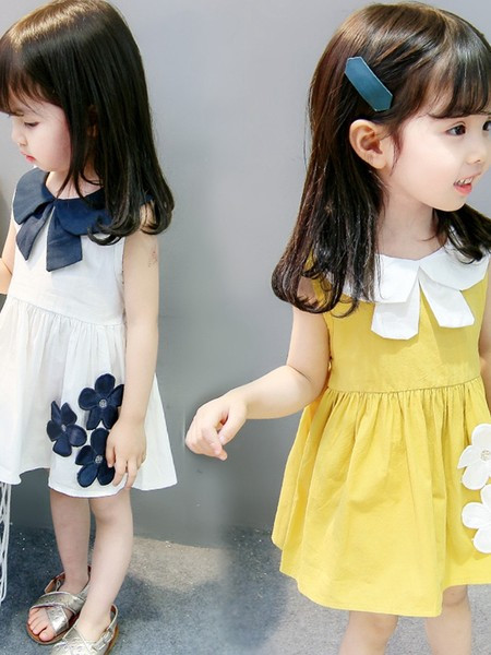 Детска рокля в три цвята с цветя 