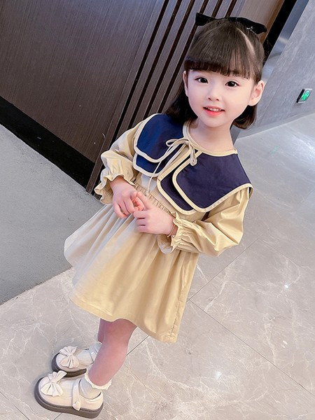 Hosszú ujjú, kivágott gyerekruha új modellje