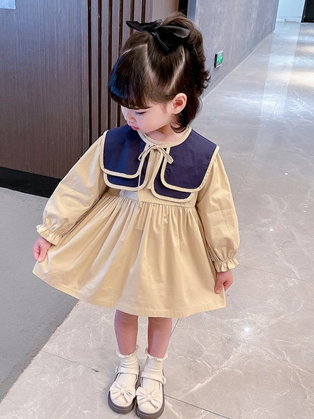 Hosszú ujjú, kivágott gyerekruha új modellje