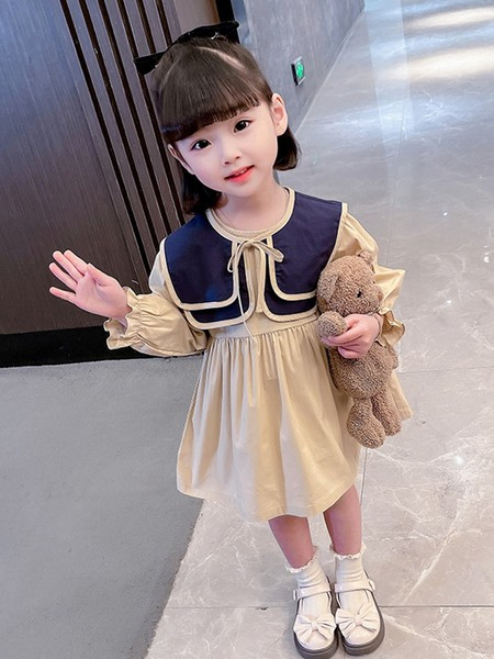 Hosszú ujjú, kivágott gyerekruha új modellje