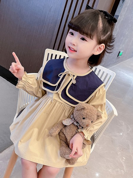 Hosszú ujjú, kivágott gyerekruha új modellje