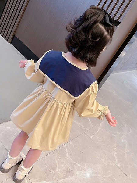 Hosszú ujjú, kivágott gyerekruha új modellje