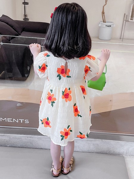 Haljina dječjeg kroja s ovalnim izrezom i kratkim rukavima