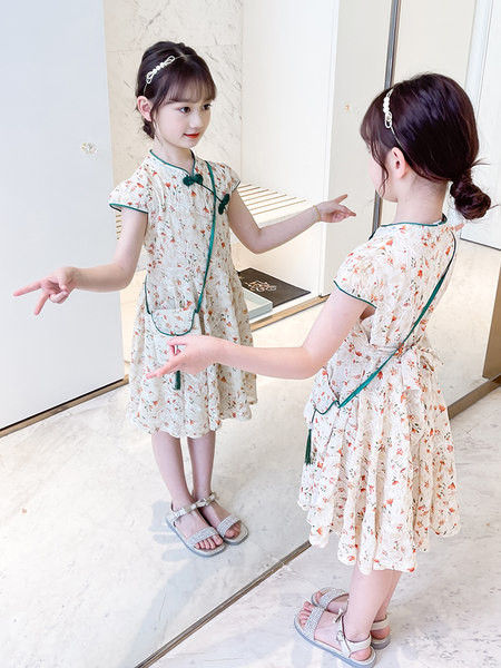 Модерна детска рокля с къс ръкав и флорален десен