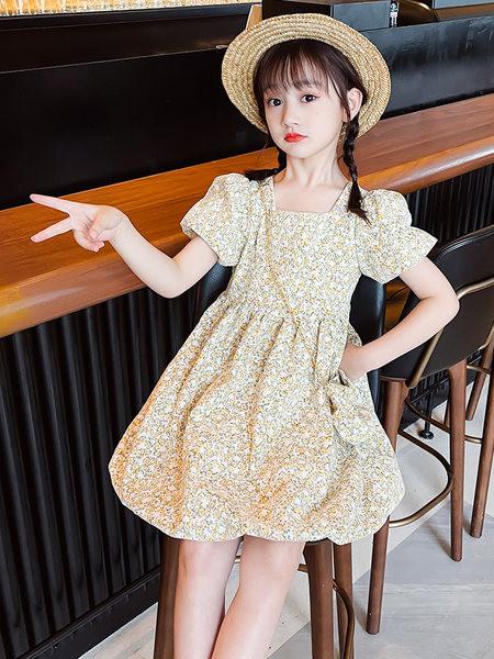 Új modell gyerekruha szögletes nyakkivágással