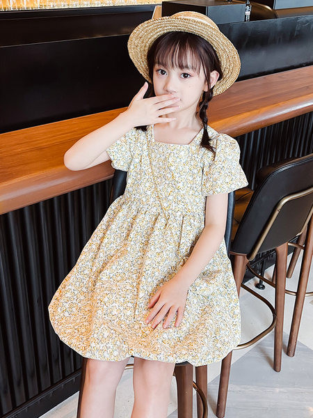 Új modell gyerekruha szögletes nyakkivágással