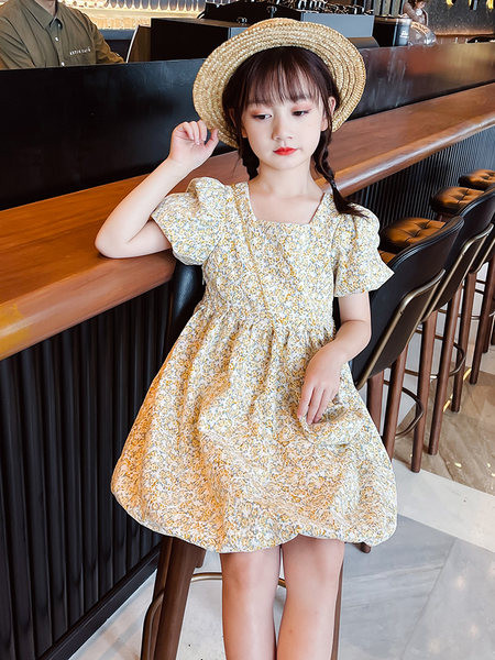 Új modell gyerekruha szögletes nyakkivágással