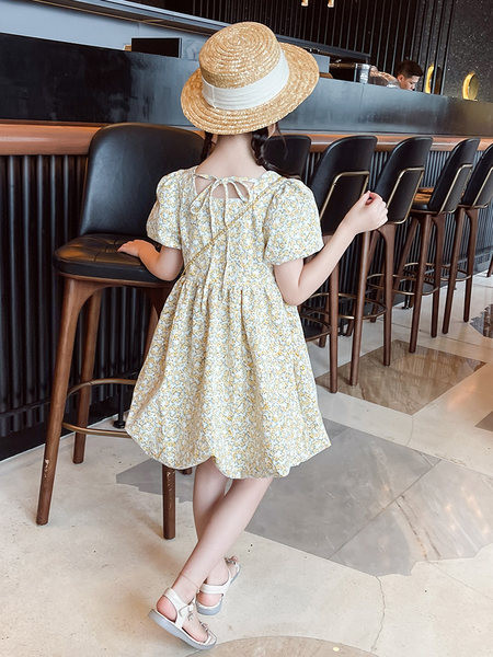 Új modell gyerekruha szögletes nyakkivágással