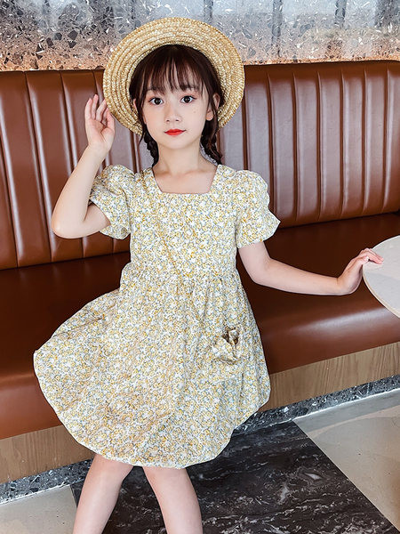 Új modell gyerekruha szögletes nyakkivágással