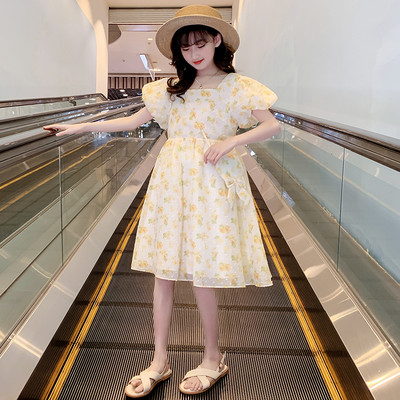 Kandilise kaelusega ja lillemustriga lastekleit