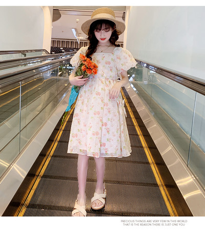 Kandilise kaelusega ja lillemustriga lastekleit