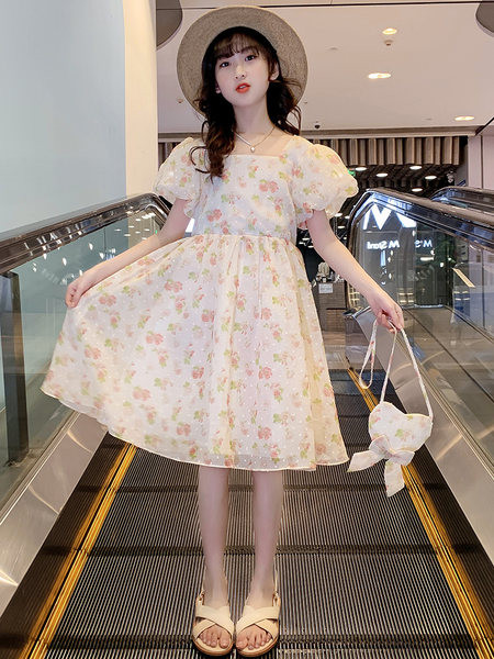 Kandilise kaelusega ja lillemustriga lastekleit