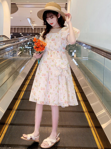 Kandilise kaelusega ja lillemustriga lastekleit