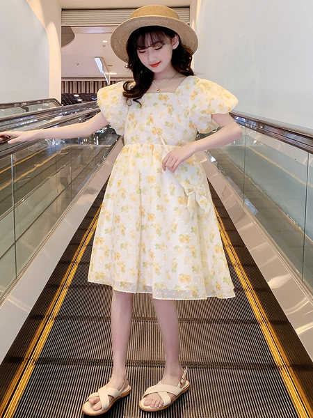 Kandilise kaelusega ja lillemustriga lastekleit