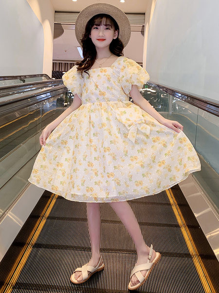 Kandilise kaelusega ja lillemustriga lastekleit