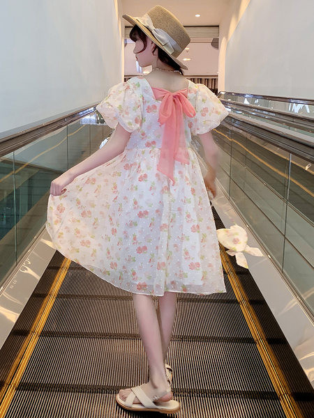 Kandilise kaelusega ja lillemustriga lastekleit