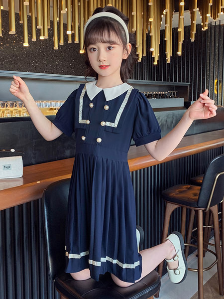 Hosszú gyerekruha lányoknak klasszikus gallérral és gombokkal