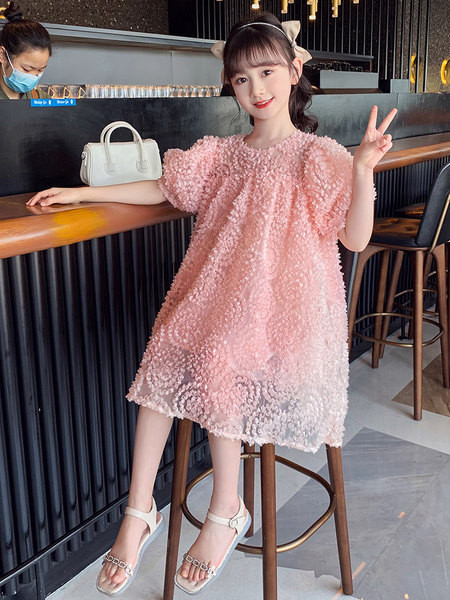 Széles gyerekruha kerek nyakkivágással és rövid ujjakkal