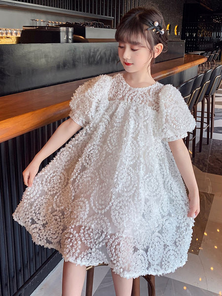 Széles gyerekruha kerek nyakkivágással és rövid ujjakkal