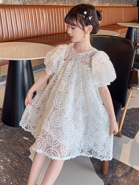 Széles gyerekruha kerek nyakkivágással és rövid ujjakkal