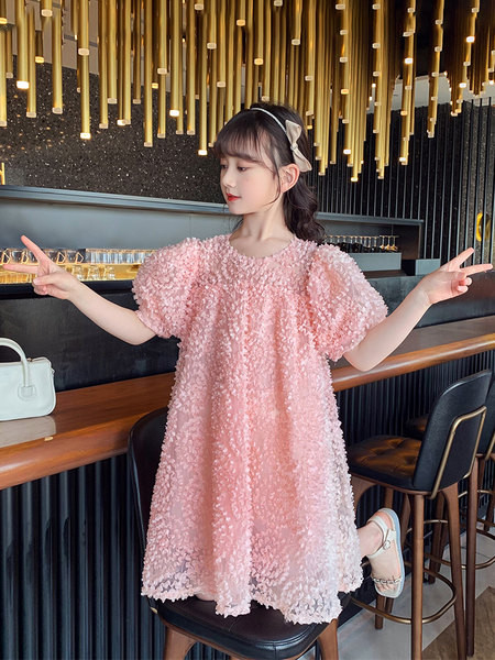 Széles gyerekruha kerek nyakkivágással és rövid ujjakkal