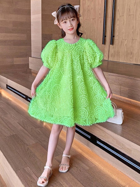 Széles gyerekruha kerek nyakkivágással és rövid ujjakkal