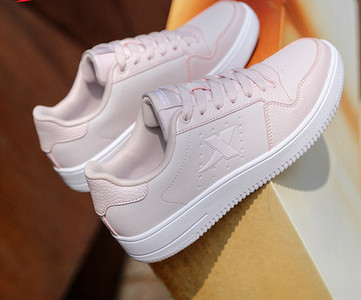 Ежедневни кецове с връзки - няколко модела за жени