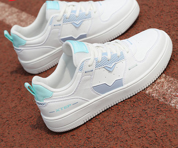 Ежедневни кецове с връзки - няколко модела за жени