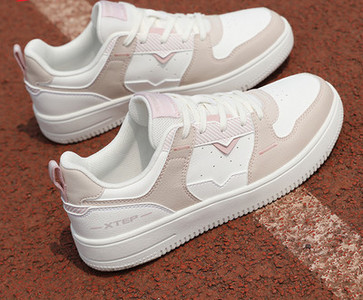 Ежедневни кецове с връзки - няколко модела за жени