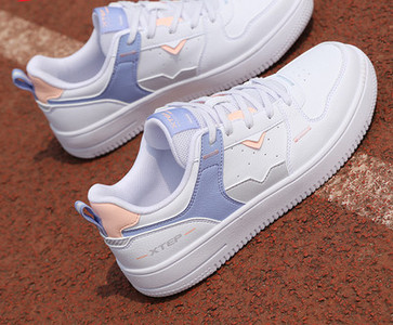 Ежедневни кецове с връзки - няколко модела за жени