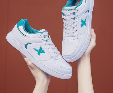 Ежедневни кецове с връзки - няколко модела за жени