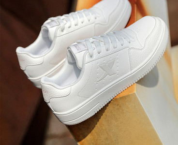 Ежедневни кецове с връзки - няколко модела за жени