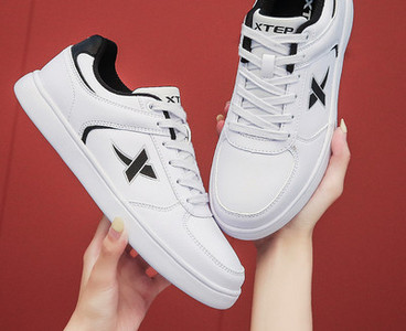 Ежедневни кецове с връзки - няколко модела за жени