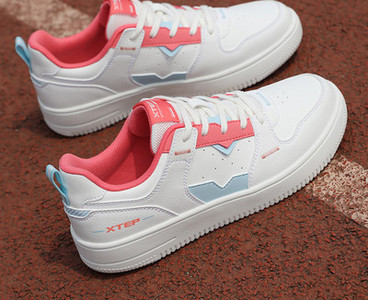 Ежедневни кецове с връзки - няколко модела за жени