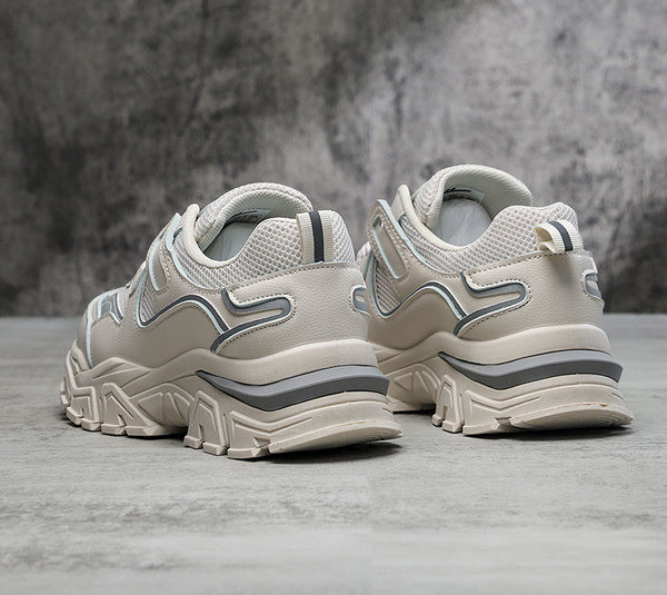 Sportcipő hálóval és fűzővel