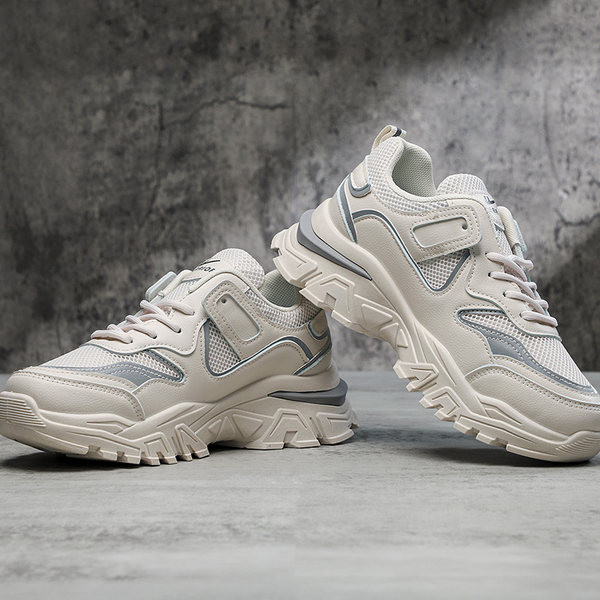 Sportcipő hálóval és fűzővel