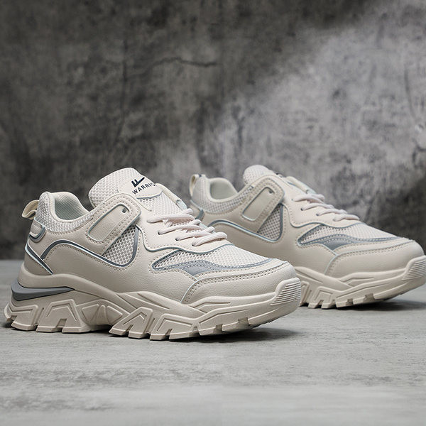 Sportcipő hálóval és fűzővel