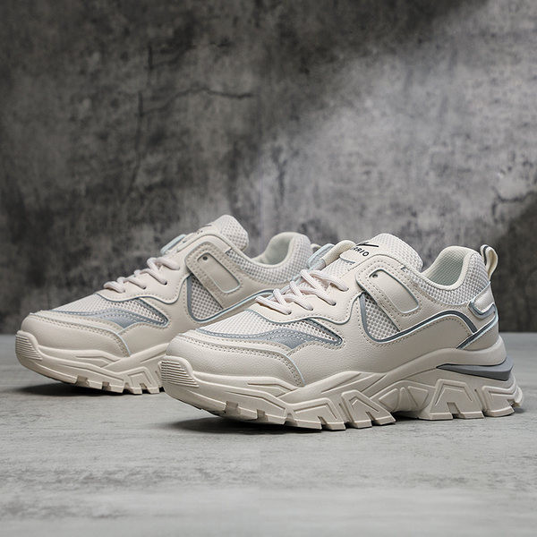 Sportcipő hálóval és fűzővel