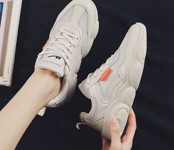 Lekerekített női cipők új modellje felirattal