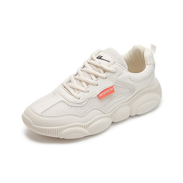 Lekerekített női cipők új modellje felirattal