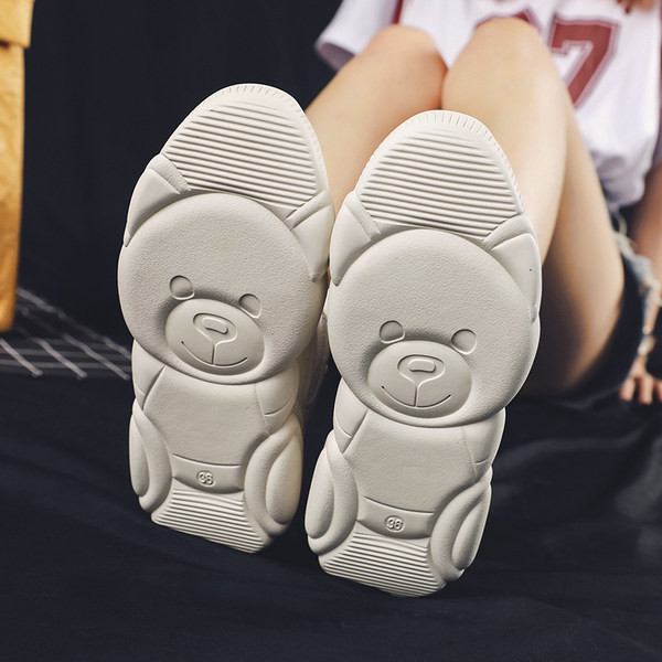 Lekerekített női cipők új modellje felirattal