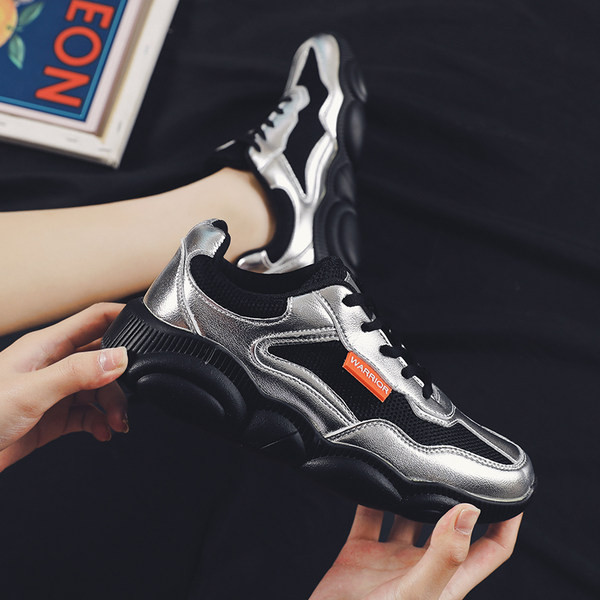 Lekerekített női cipők új modellje felirattal