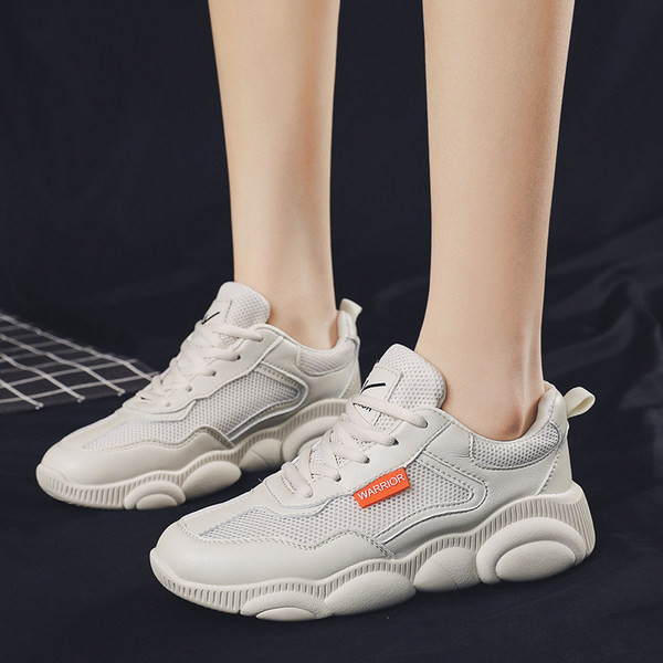 Lekerekített női cipők új modellje felirattal